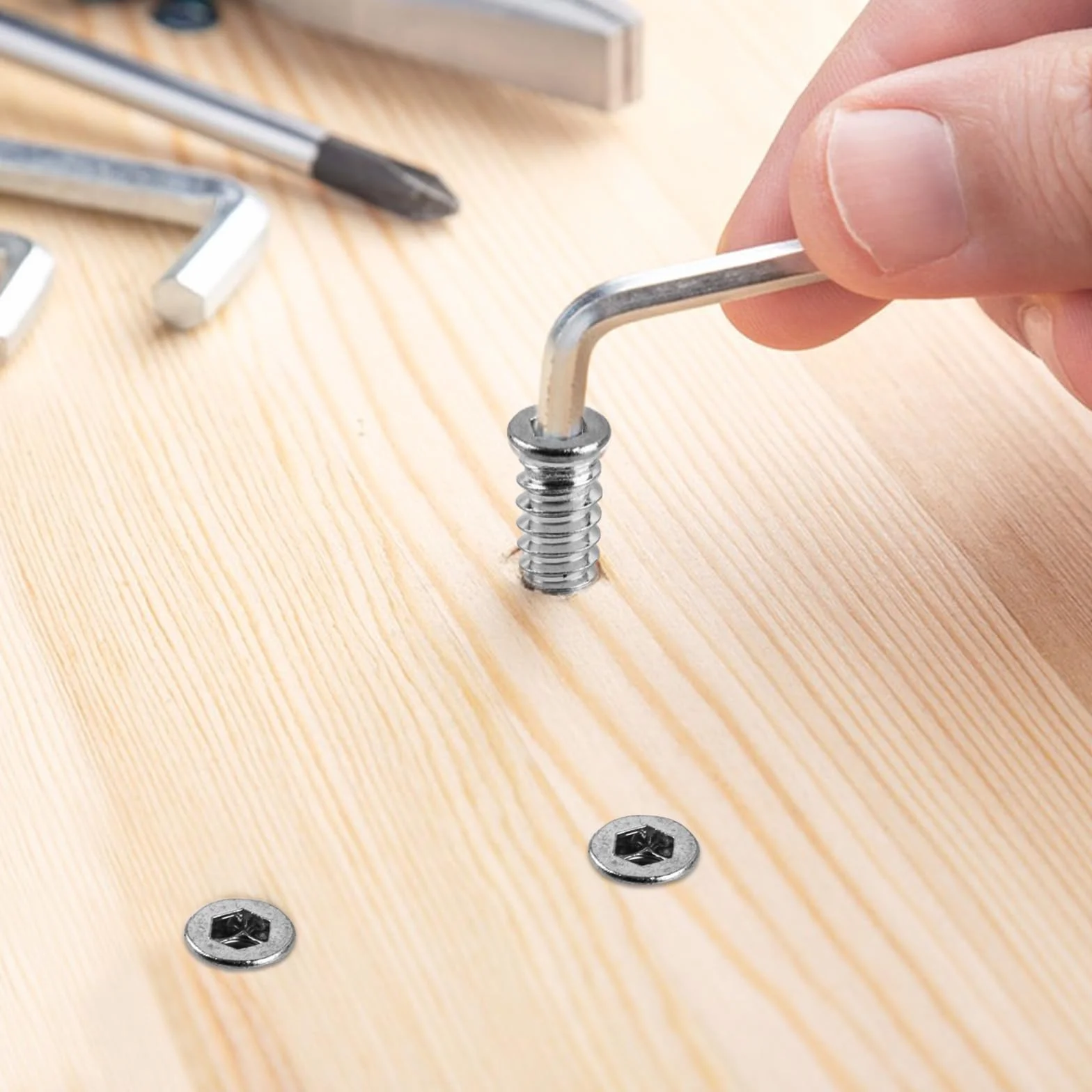Tuleje wkręcane M6 x 20 mm ze stali ocynkowanej do drewna, nakrętki wkręcane