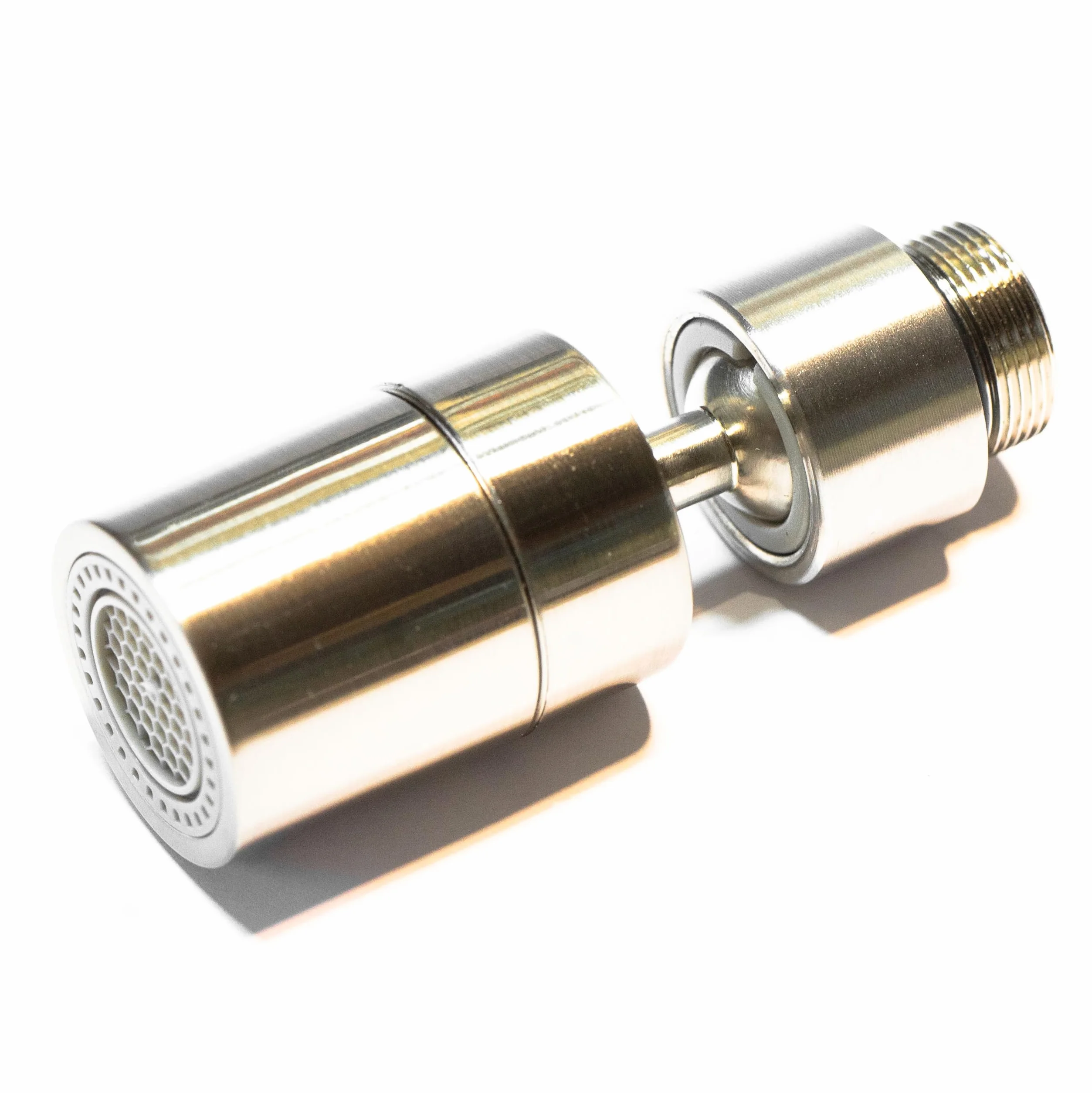 Aerator ze szczotkowanego niklu kompatybilny z kranami IKEA M18.5. Obrót o 360° i nachylenie 80°. Wbudowany filtr.