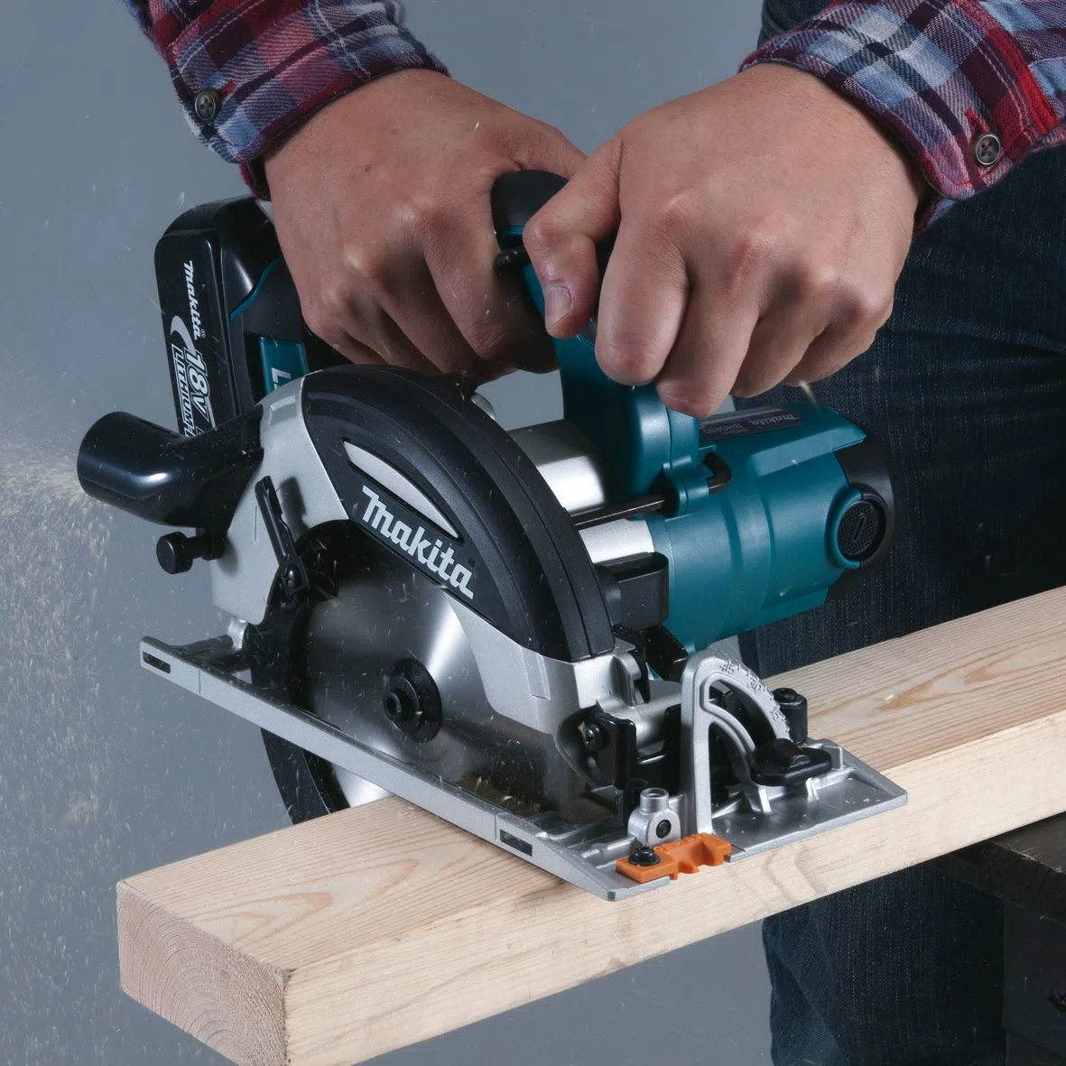 Makita Akumulatorowa ręczna pilarka tarczowa 66 mm 18 V, 2 akumulatory i ładowarka w Makpac, DHS630RFJ