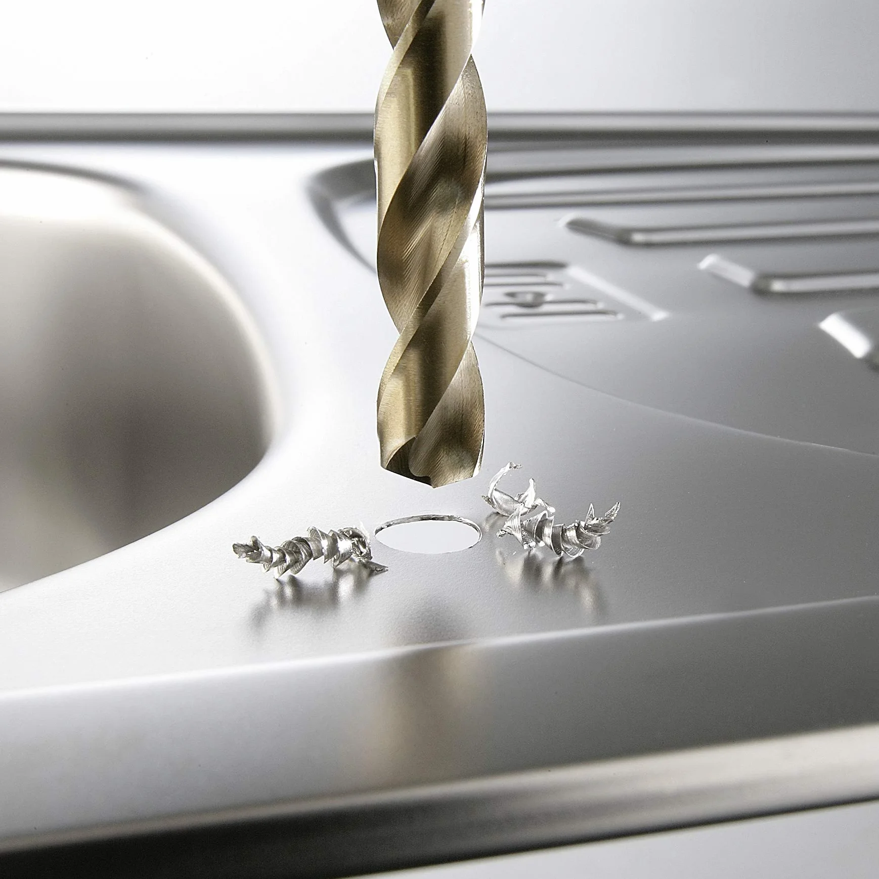 kwb Cobalt HSS-E wiertło do metalu Ø 6 mm ze specjalnym szlifem końcowym zapewnia doskonałą dokładność wymiarową podczas wiercenia materiałów trudnych do obróbki za pomocą wkrętarek akumulatorowych i